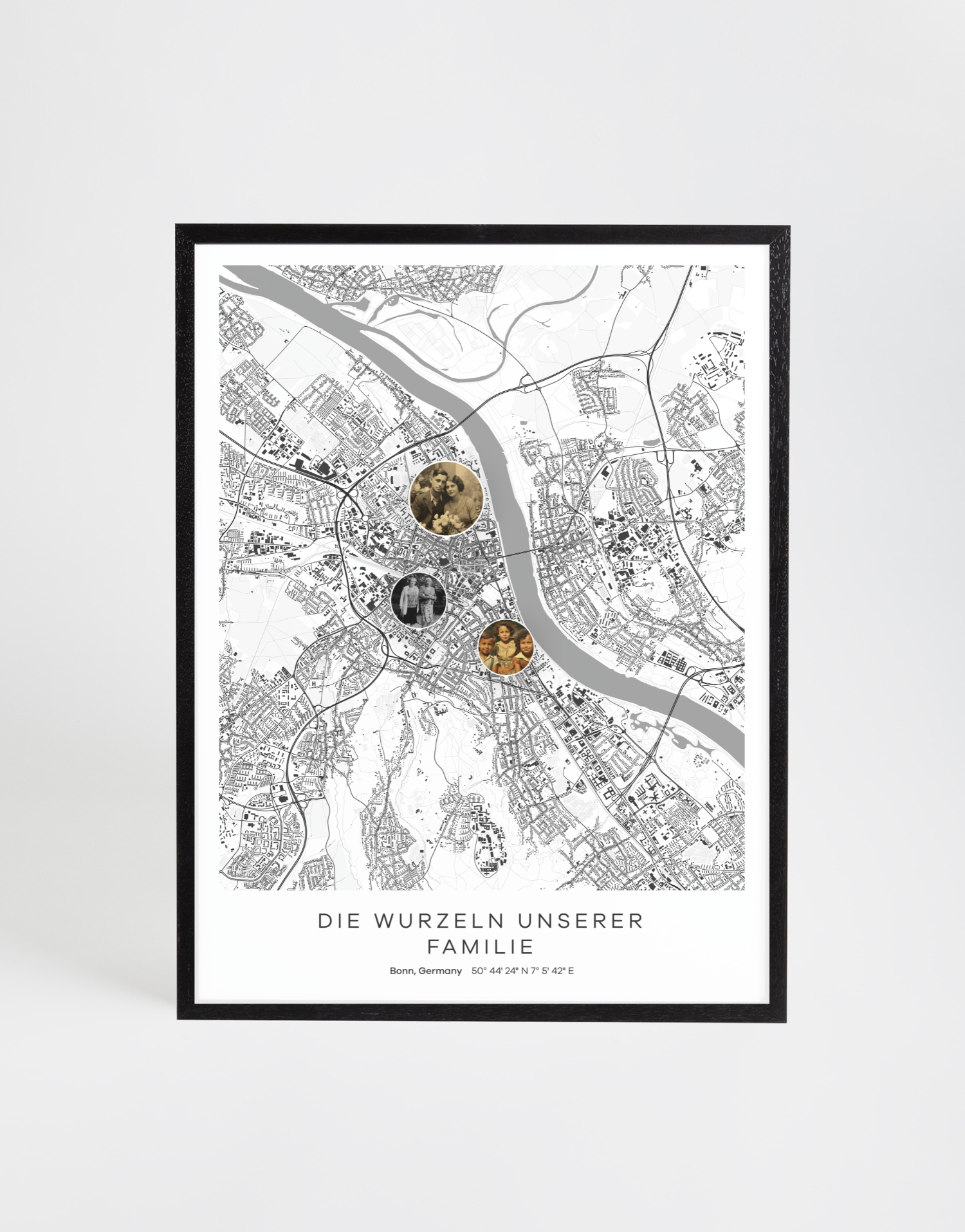 Personalisierte Stadtkarte in Schwarz-Weiß mit mehreren Foto-Markierungen – gestaltet als Erinnerung an die familiären Wurzeln.