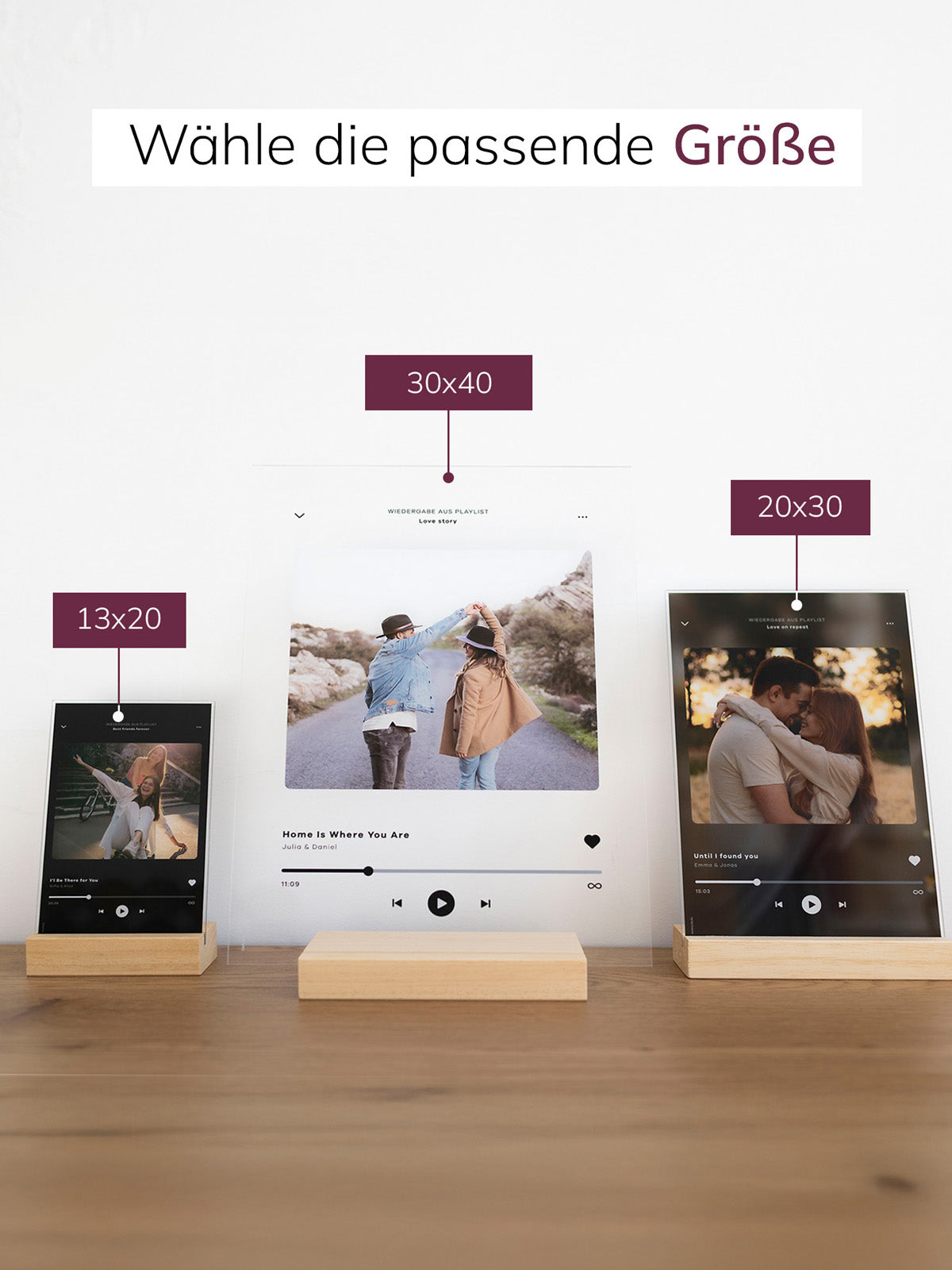 Personalisierte Acryl-Glas-Aufsteller mit Foto und Songtitel in den Größen 13x20, 20x30 und 30x40 cm – ideales Geschenk mit Musikdesign, Holzsockel und individueller Gravur für Paare, Jubiläum oder Valentinstag.