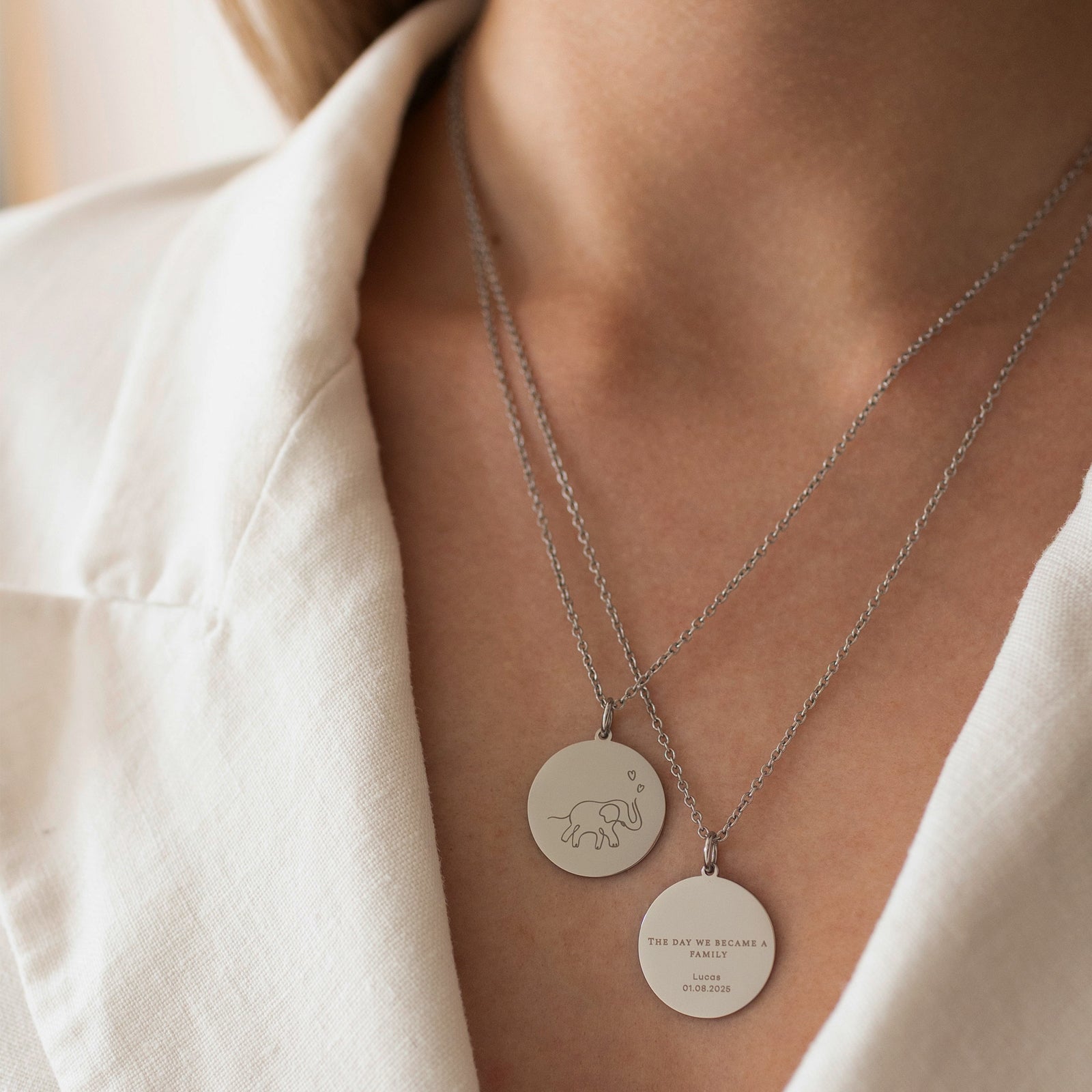 Filigrane Hello-Baby-Halskette mit persönlicher Gravur, getragen von einer jungen Mutter im Alltagslook.