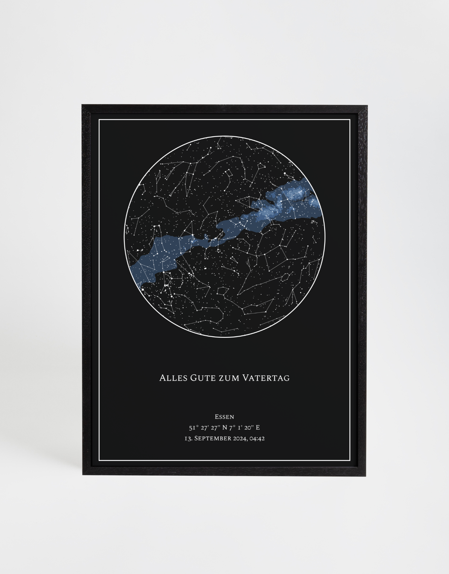 Personalisierbare Sternenkarte mit dunklem Design und leuchtendem Sternenhimmel, zeigt die Sternkonstellation eines bestimmten Moments. Umgeben von einem schlichten Rahmen, mit frei wählbarem Text, Koordinaten und Datum – ideal für persönliche Geschenke mit emotionalem Wert.