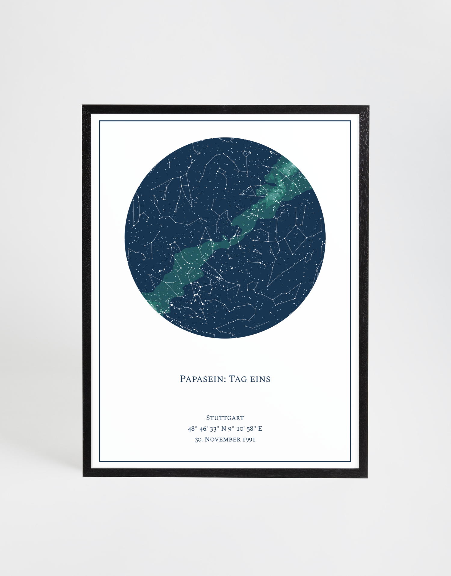 Personalisierbare Sternenkarte mit dunklem Hintergrund und leuchtender Milchstraße in Rundform. Frei gestaltbarer Text und individuelle Koordinaten machen das Design zu einem besonderen, emotionalen Wandbild – ideal als Erinnerung an einen bedeutenden Moment im Leben.