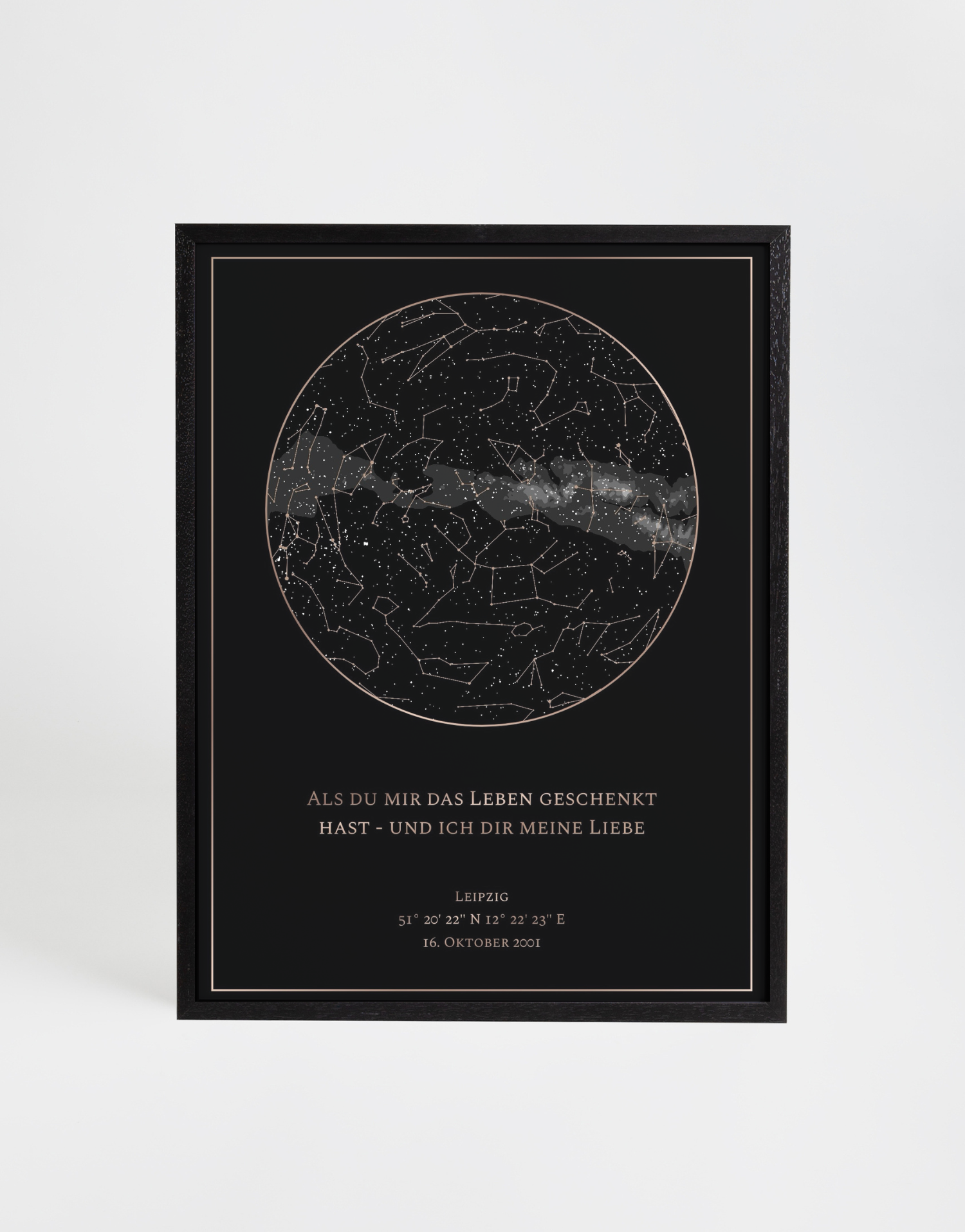 Edles Poster mit schwarzem Hintergrund zeigt eine personalisierte Sternenkarte mit feinen Sternbildern und Milchstraßenband. In der Mitte ein zarter Kupferton-Rahmen um das Himmelsbild, darunter eine emotionale Widmung in stilvoller Schrift. Schwarzer Holzrahmen rundet das hochwertige Design ab.