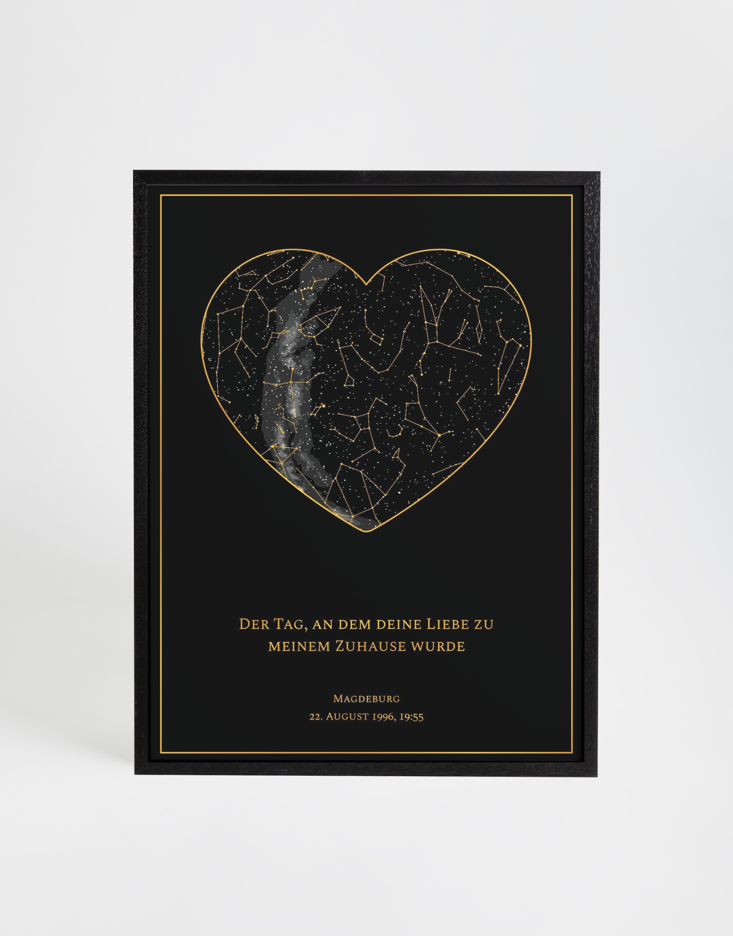 Personalisierte Sternenkarte in Herzform mit goldenen Sternbildern auf schwarzem Hintergrund. Eine dezente Milchstraße verläuft vertikal durch die Mitte des Herzens. Darunter ein individuell wählbarer Text in goldener Schrift, eingefasst von einem schlichten goldenen Rahmen. Präsentiert in einem eleganten schwarzen Holzrahmen.